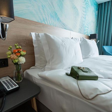 Premier Hotel Odessa Rum bild A telephone in a hotel room