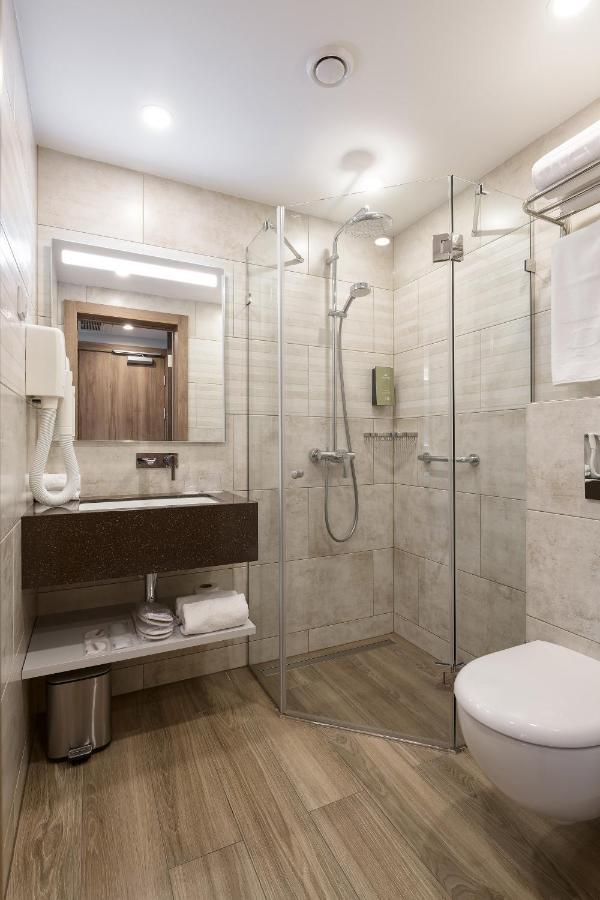 Premier Hotel Odessa Exteriör bild A shower cubicle