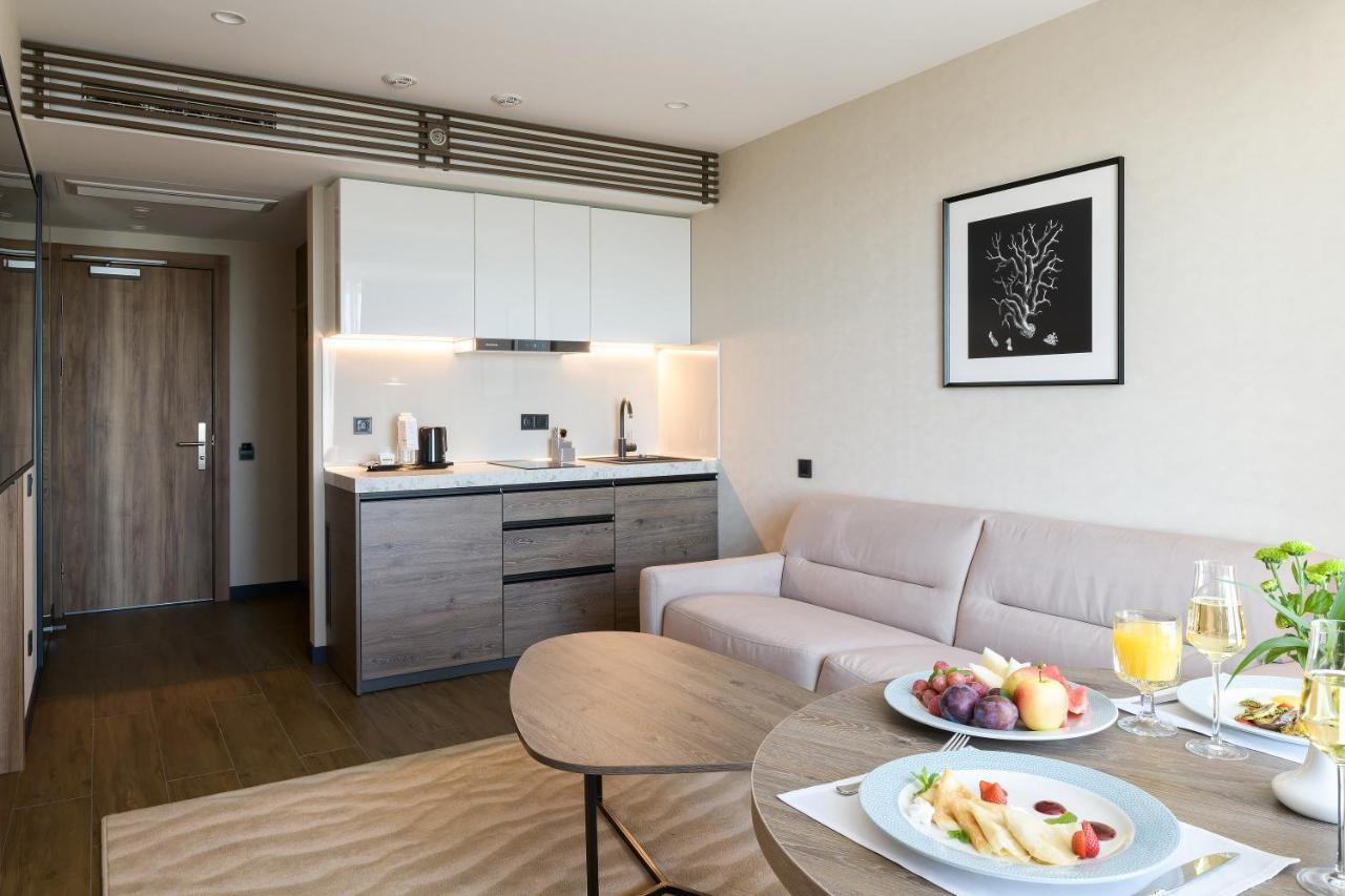 Premier Hotel Odessa Exteriör bild A typical apartment at the complex