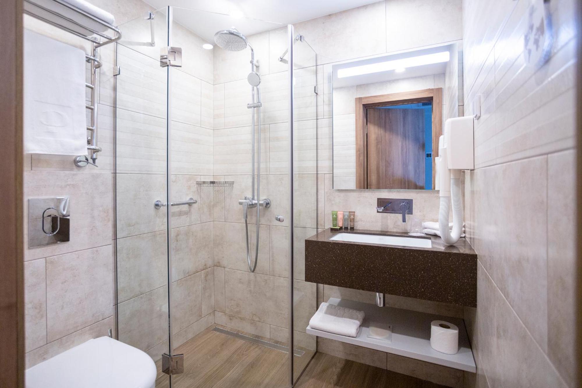 Premier Hotel Odessa Rum bild A shower enclosure